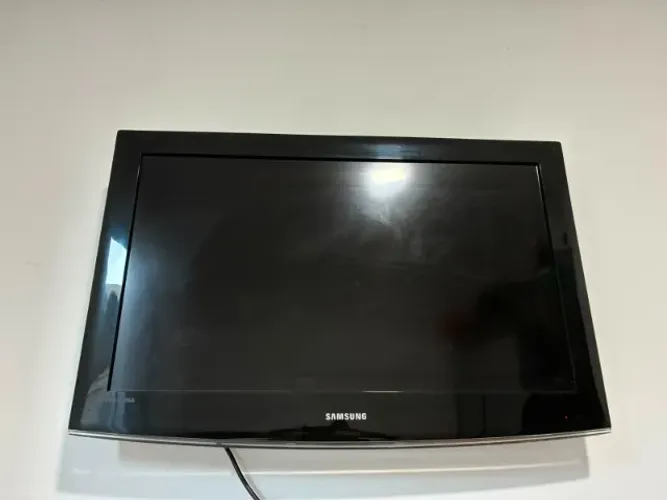 TV Samsung 32" com Controle Original - Excelente Estado