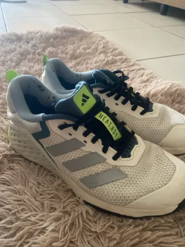 Sapato origina da adidas usado somente 4 vezes valor a negociar