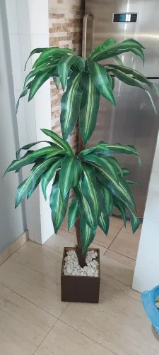 Planta artificial vintage com vaso e pedrinhas