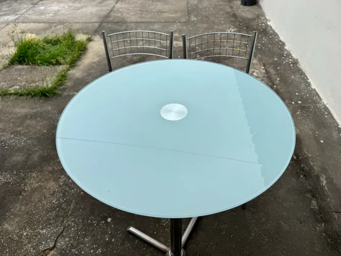 Vendo mesa com cadeiras