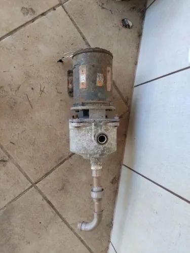 Bomba água potente funcionando
