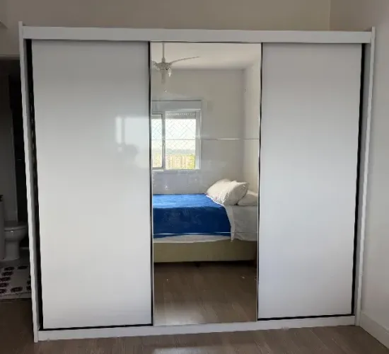 Guarda-roupas semi-novo