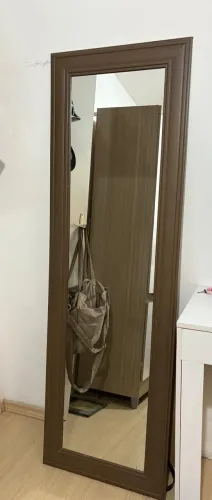 Espelho de corpo com moldura marrom