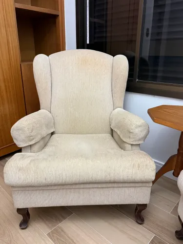 Poltrona Bergère Clássica em Tecido Bege 