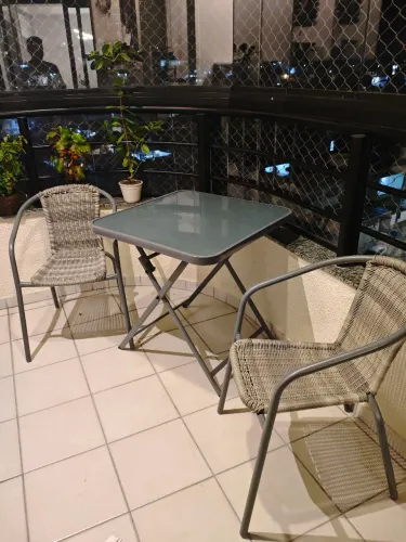 Mesa de vidro com 2 cadeiras