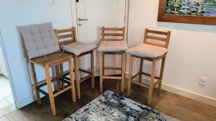  cadeiras de madeira maciça - estilo para área gourmet/rústico - confortáveis