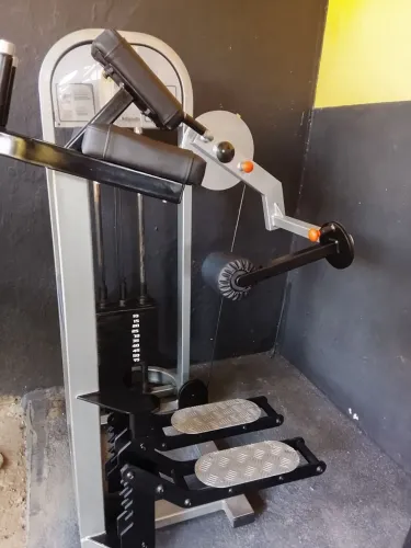 Máquina Glúteo Vertical da marca Rigueto