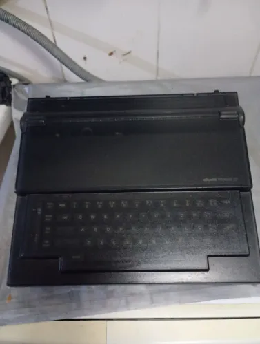 Máquina de escrever Olivetti lettera 82 e máquina de escrever elétrica Olivetti praxxis 20