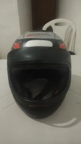 Capacete usado , em condições de uso só está sem viseira