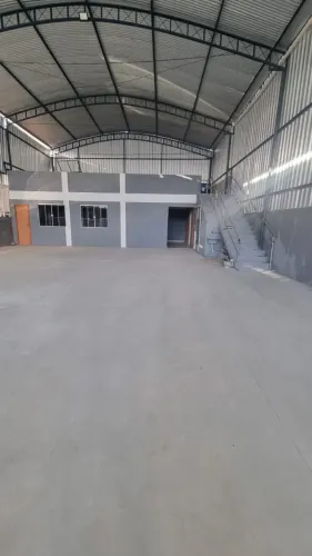 ALugo Galpão de 470m2 localizado em Macaé  próximo do Mário Telhas excelente localização