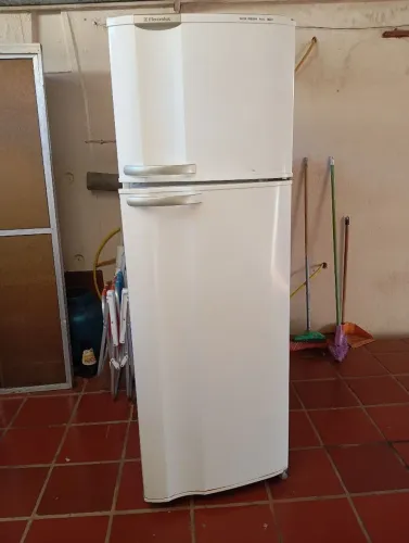 Geladeira Electrolux DC41 2 Portas Frost Free Branca - Funcionando