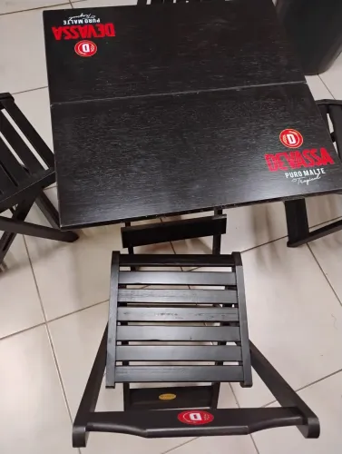 Jogo de mesa de madeira com 4 cadeiras.