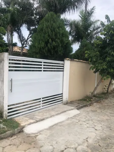 Portão de garagem em alumínio branco