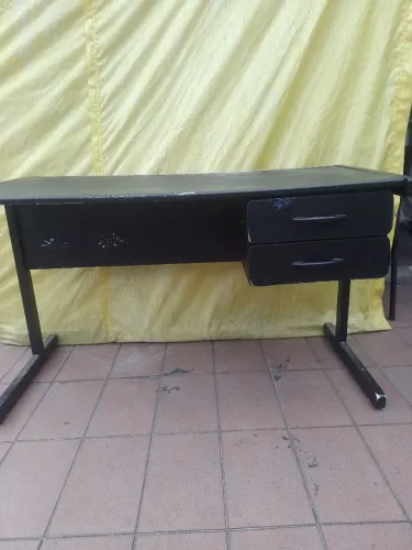 Mesa de escritório com gavetas