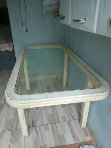 Mesa de madeira com tampo de vidro