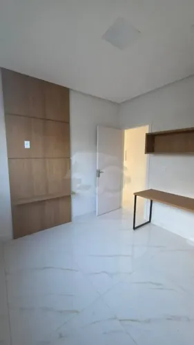 Casa recém-construída no Condomínio Filadelfo Costa - 3 Quartos, 3 Banheiros e Garagem