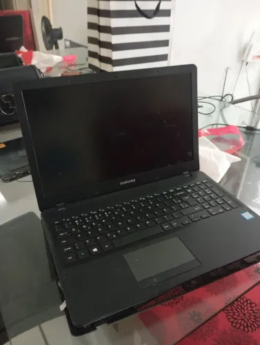 Notebook Samsung essentials E34, modelo NP300E5L ( queimado, retirada de peças e carcaça)