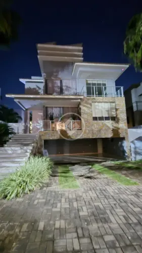 Casa mobiliada, garagem para 6 carros, frente imponente, pé direito duplo e alto, cozinha