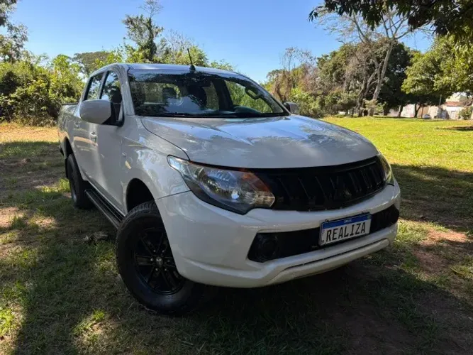 Mitsubishi L200 Triton Sport GLX 2.4 CD Diesel Mec. 2020