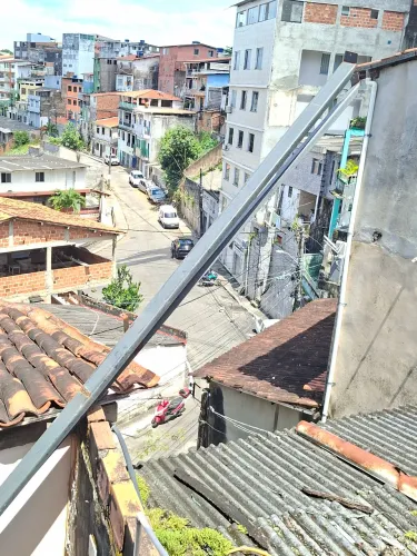 Dois trilhos de ferro de 12 metros de altura