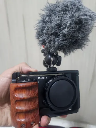 Kit Profissional Videomaker: Sony ZV-E10 + Lente Sigma 16mm + Gimbal FeiyuTech + Monitor