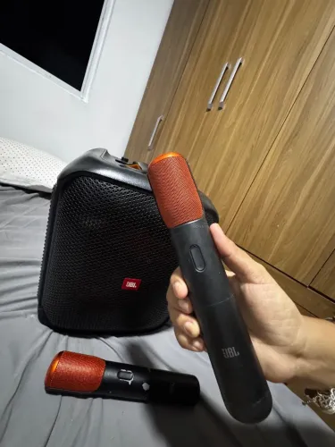 CAIXA JBL PARTYBOX com karaokê 