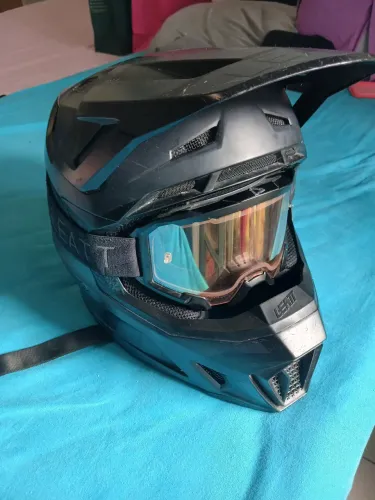 Capasete LEATT 7.5 Tamanho M + Oculos LEATT E Bolsa LEATT