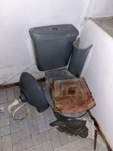 Pia e vaso cinza , tem que lavar e trocar as peças dentro da caixa 