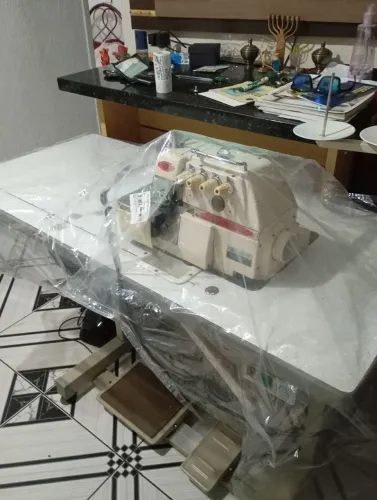 Vendo uma máquina industrial orvelok 4fio ponto cadeia valor 2800. Seme nova 
