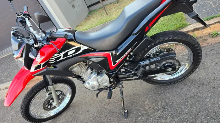 Honda Bros 160 único dono com apenas 11 mil km. Estado de zera km. Preço excelente !!!