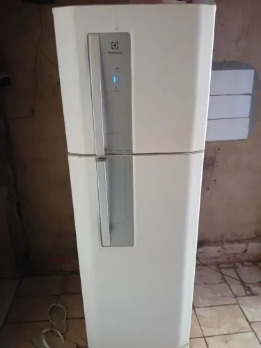 Vende se uma geladeira em ótimo estado
