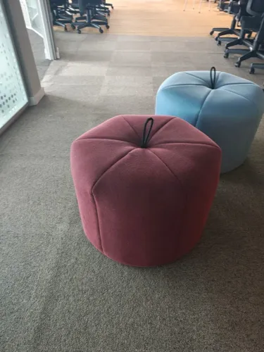 Puff Mandarino para ambientes corporativos