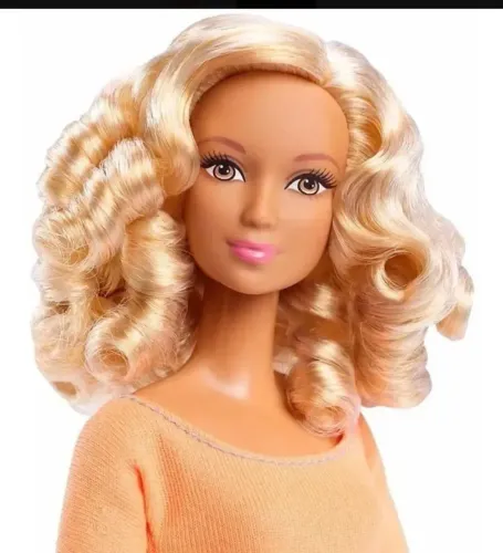 Raríssima boneca Barbie Made to move camisa laranja