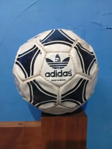 Bola Antiga da Adidas