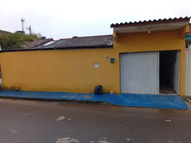 Casa com ponto comercial independente