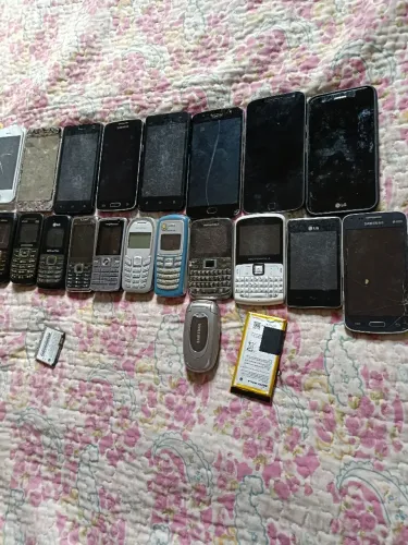 VENDO CELULAR USADO PARA RETIRAR DE PEÇAS ALGUNS FUNCIONA COM BATERIA COM TELA ORIGINAL