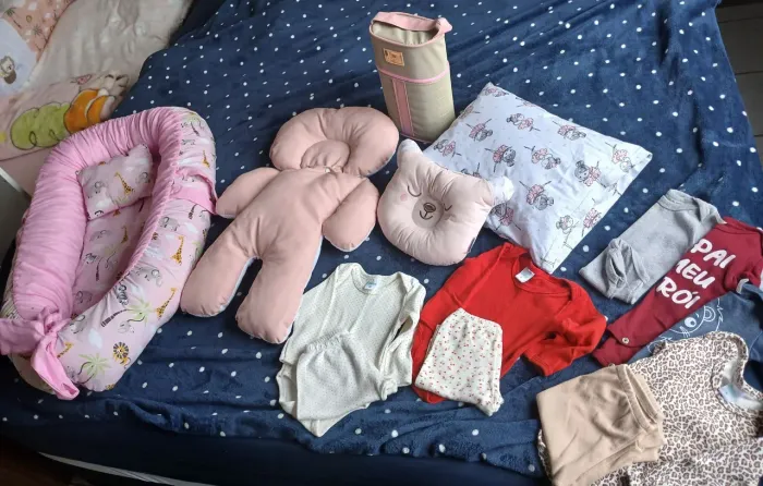 Combo bebê meninas RN<br>Ninho<br>Travesseiro com fronhas<br>Porta mamadeira <br>Travesseiro urs