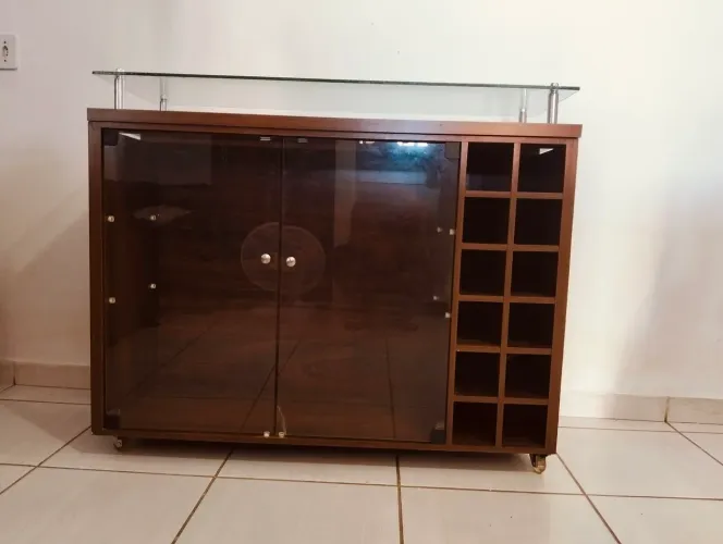 Vendo essa Rack porta vinho toda no MDF com tampa de vidro encima, com quatro rodinha. 
