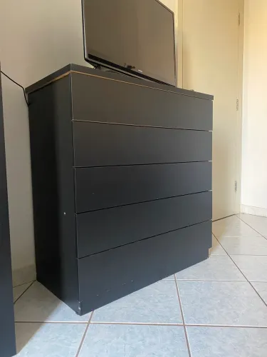 Cômoda preta grande. 