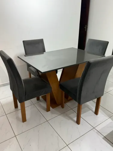 Mesa com 4 cadeiras e tampo de vidro