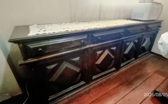 Arca, Buffet colonial, em Jequitibá maciço. 210 x 45 x 72 cm. 4 portas, 4 gavetas