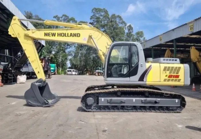 Escavadeira New Holland E215 ano 2008 com 12.000 horas, porém o motor é novo, em SP