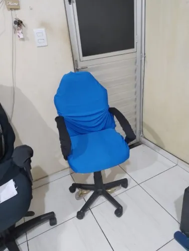 Cadeira gamer infantil com capa de proteção, bem conservada (criança até 12 anos)