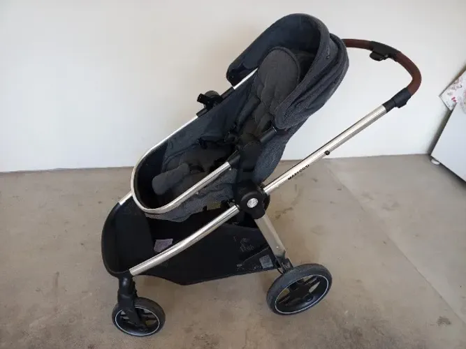Carrinho de bebê com bebê conforto da marca Maxi Cosi , ambos semi - novos