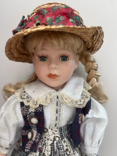 Boneca porcelana antiga