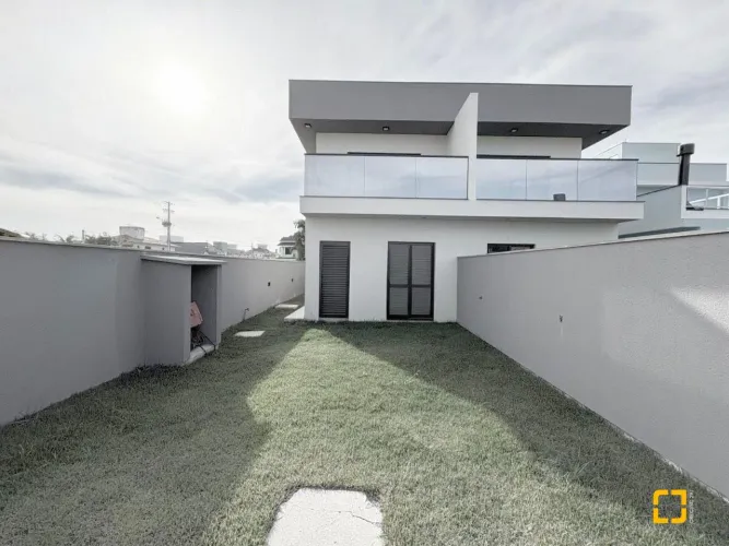 Casa financiável com 3 quartos, um deles suíte master, no bairro Carianos em Florianópolis
