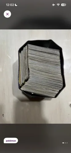 lata de pokémon com cartas