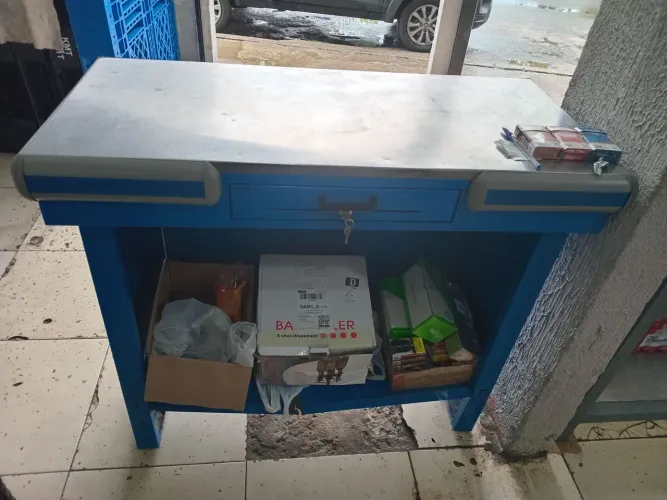 balcão ferro, balcão caixa e paletes, sofá e quadro escolar