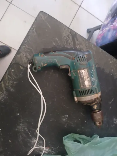 Furadeira makita