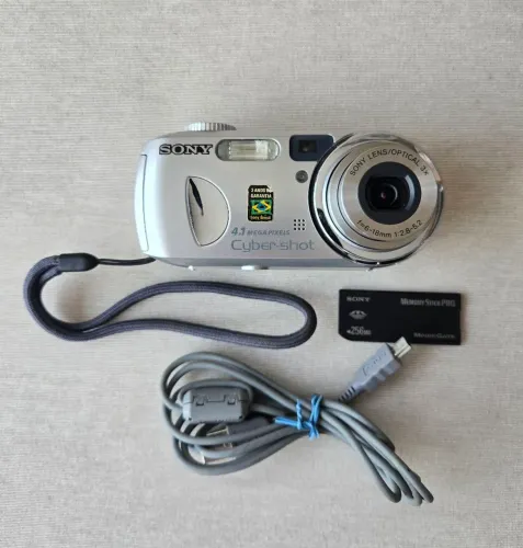 Câmera Digital Sony Cyber-shot DSC-P73 4.1 MP + Cartão Memory Stick 256MB + Cabo USB